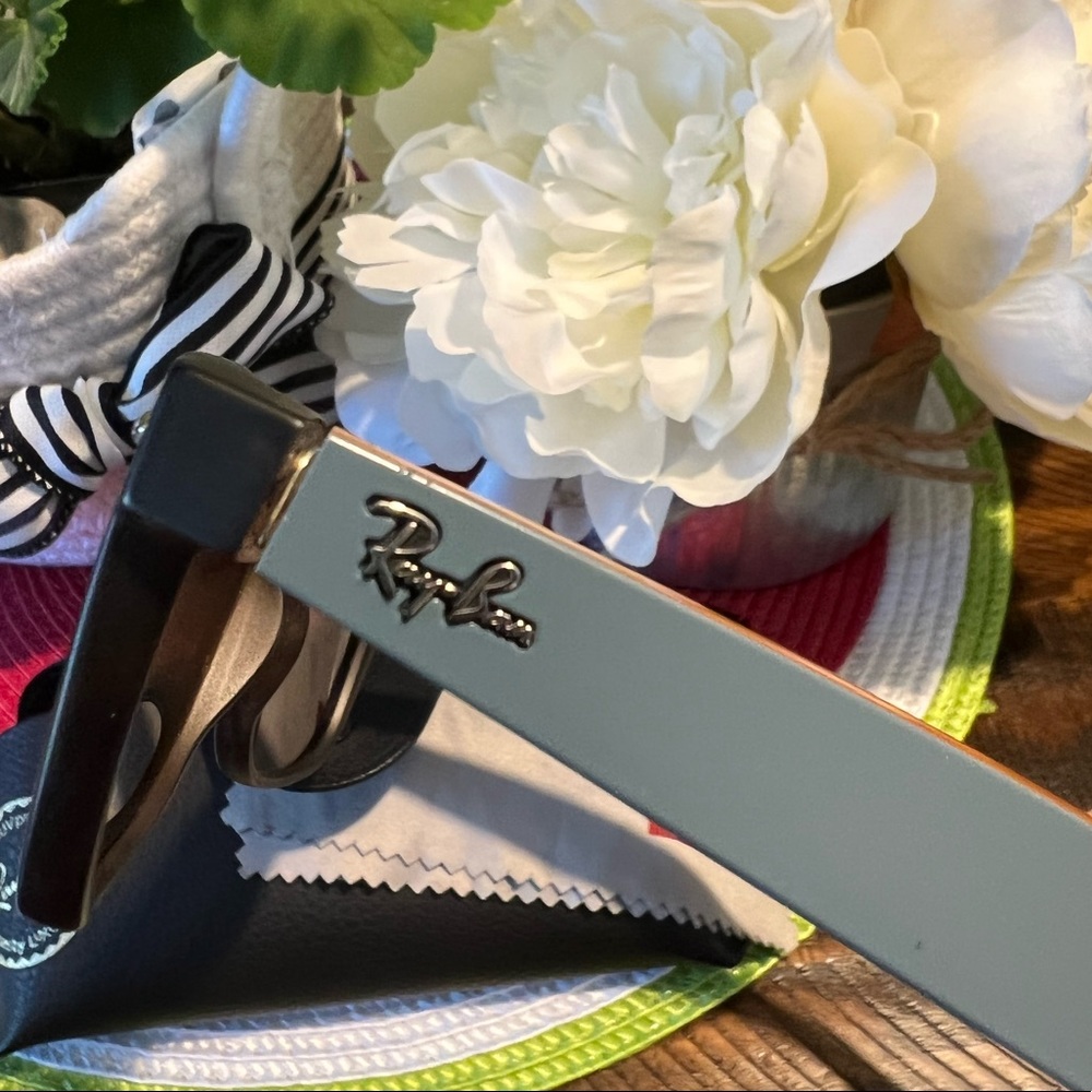 Ladies New Wayfarer RayBans, tortoise and blue!